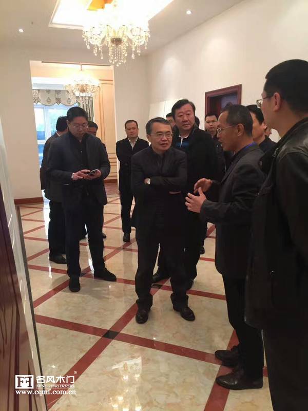 重庆名风木门：名风负责人向各领导介绍近年来名风公司的发展